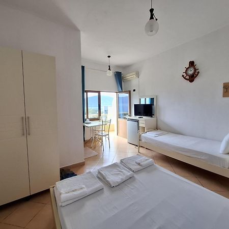 Hotel Sirena Radhimë エクステリア 写真