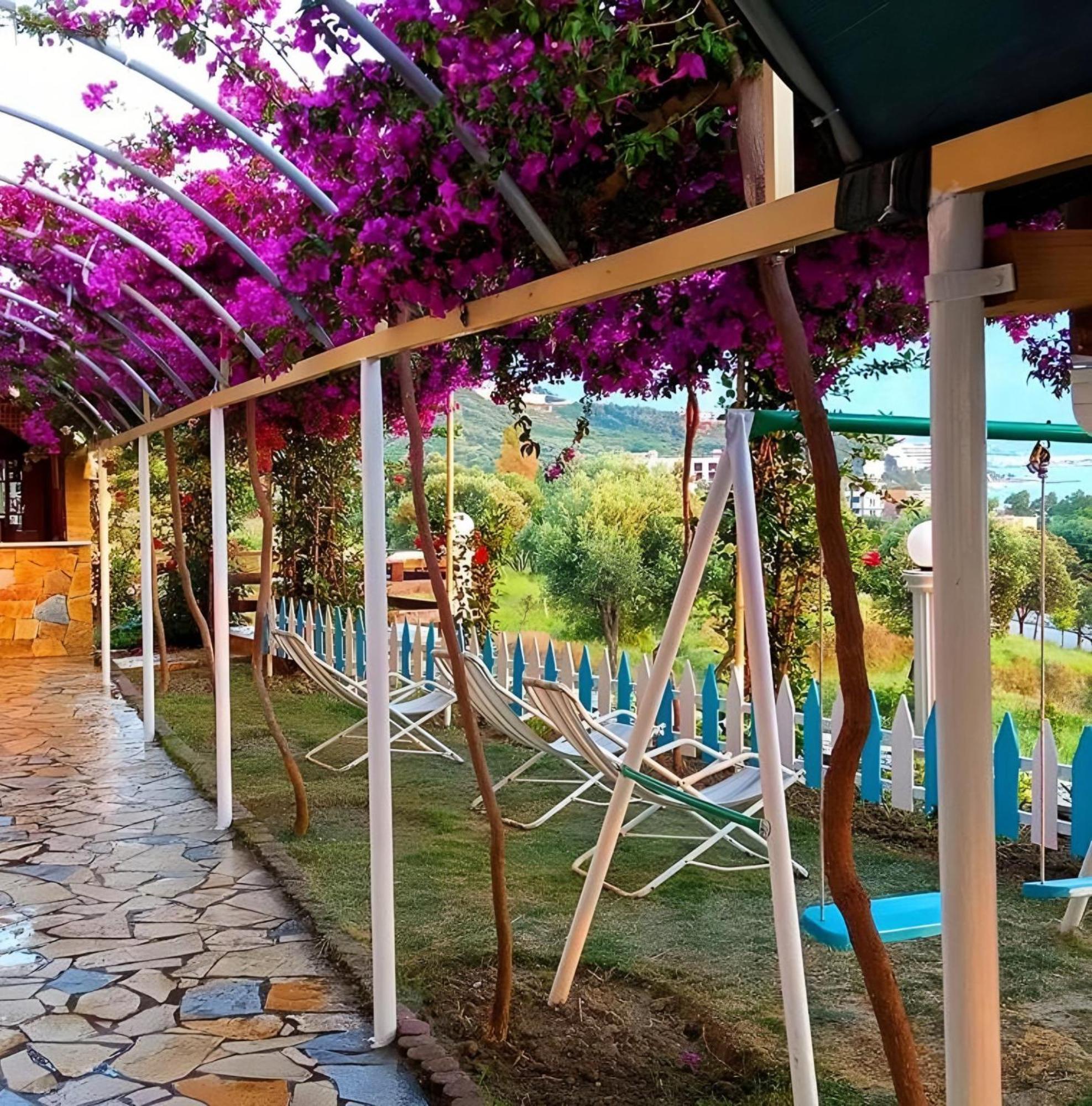 Hotel Sirena Radhimë エクステリア 写真