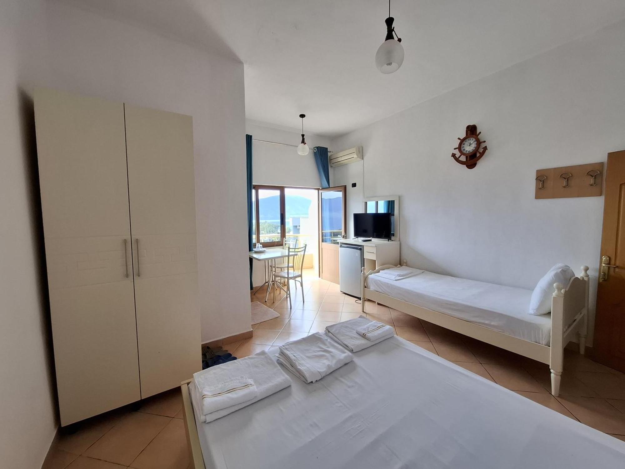Hotel Sirena Radhimë エクステリア 写真