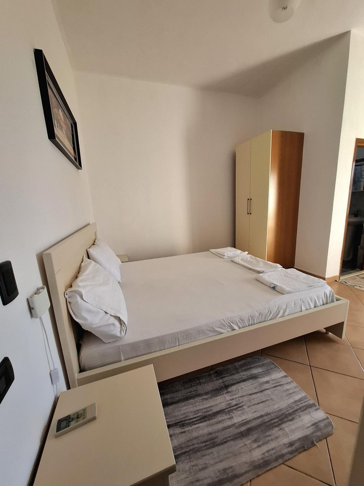 Hotel Sirena Radhimë エクステリア 写真