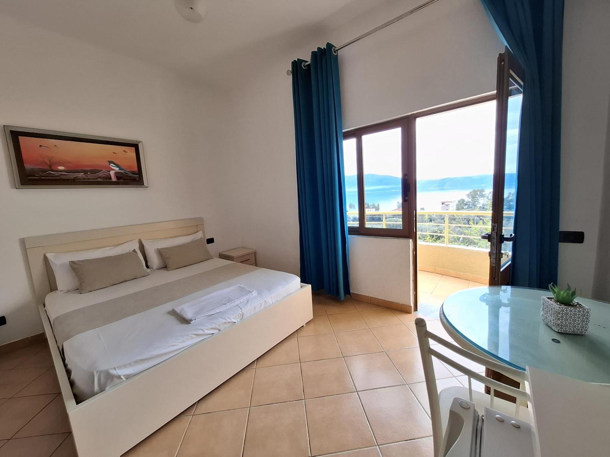 Hotel Sirena Radhimë エクステリア 写真