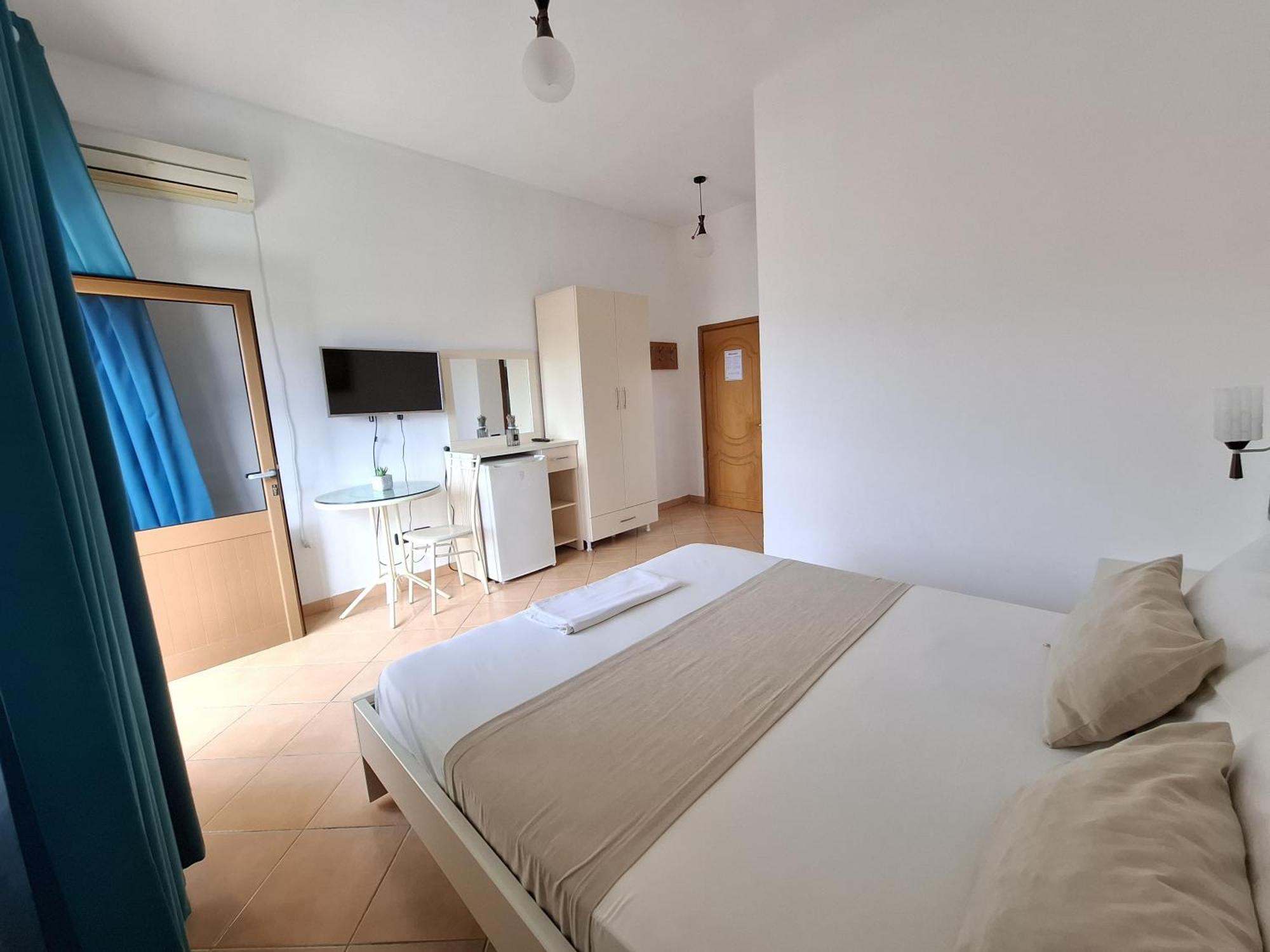 Hotel Sirena Radhimë エクステリア 写真