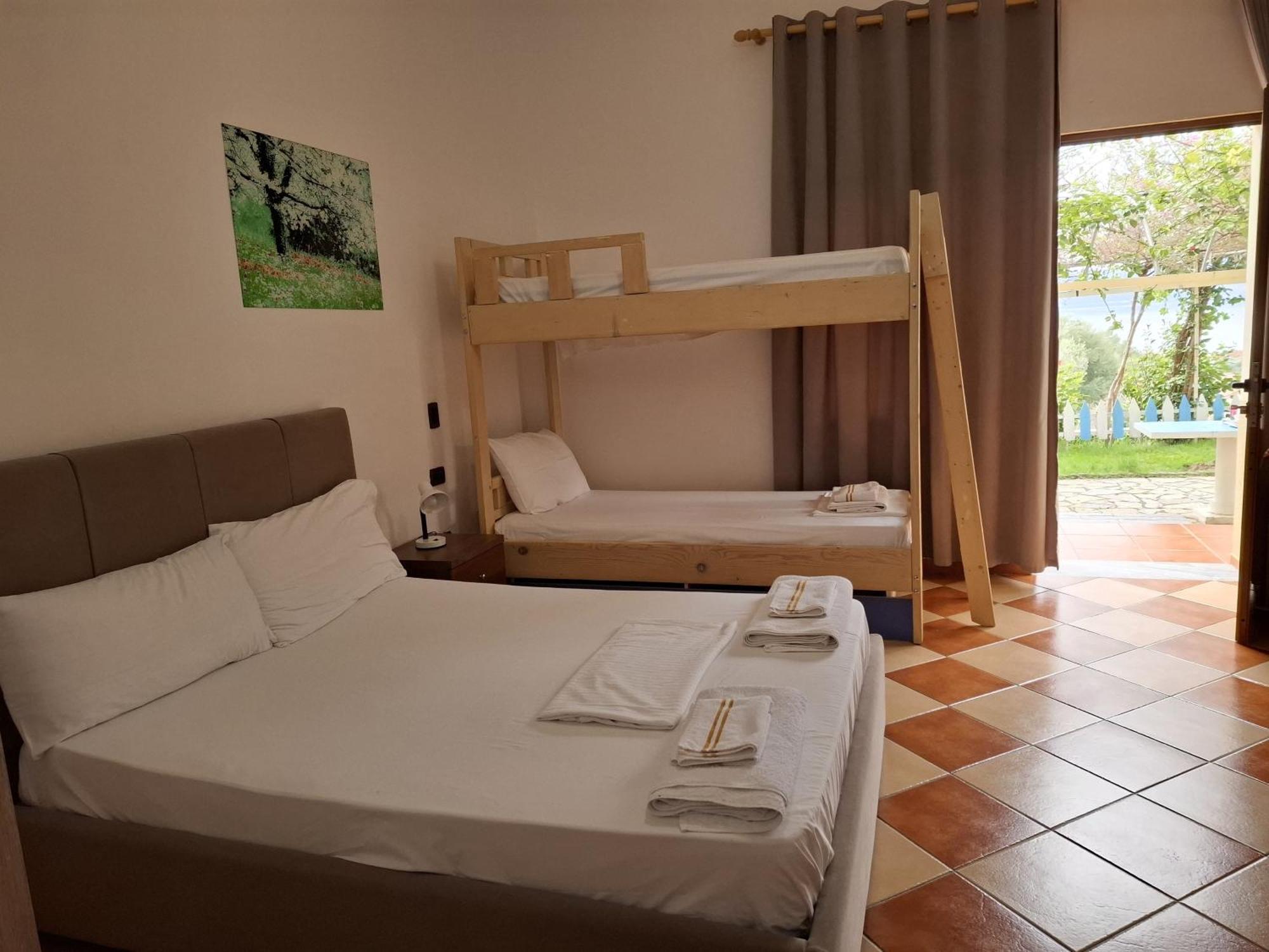 Hotel Sirena Radhimë エクステリア 写真