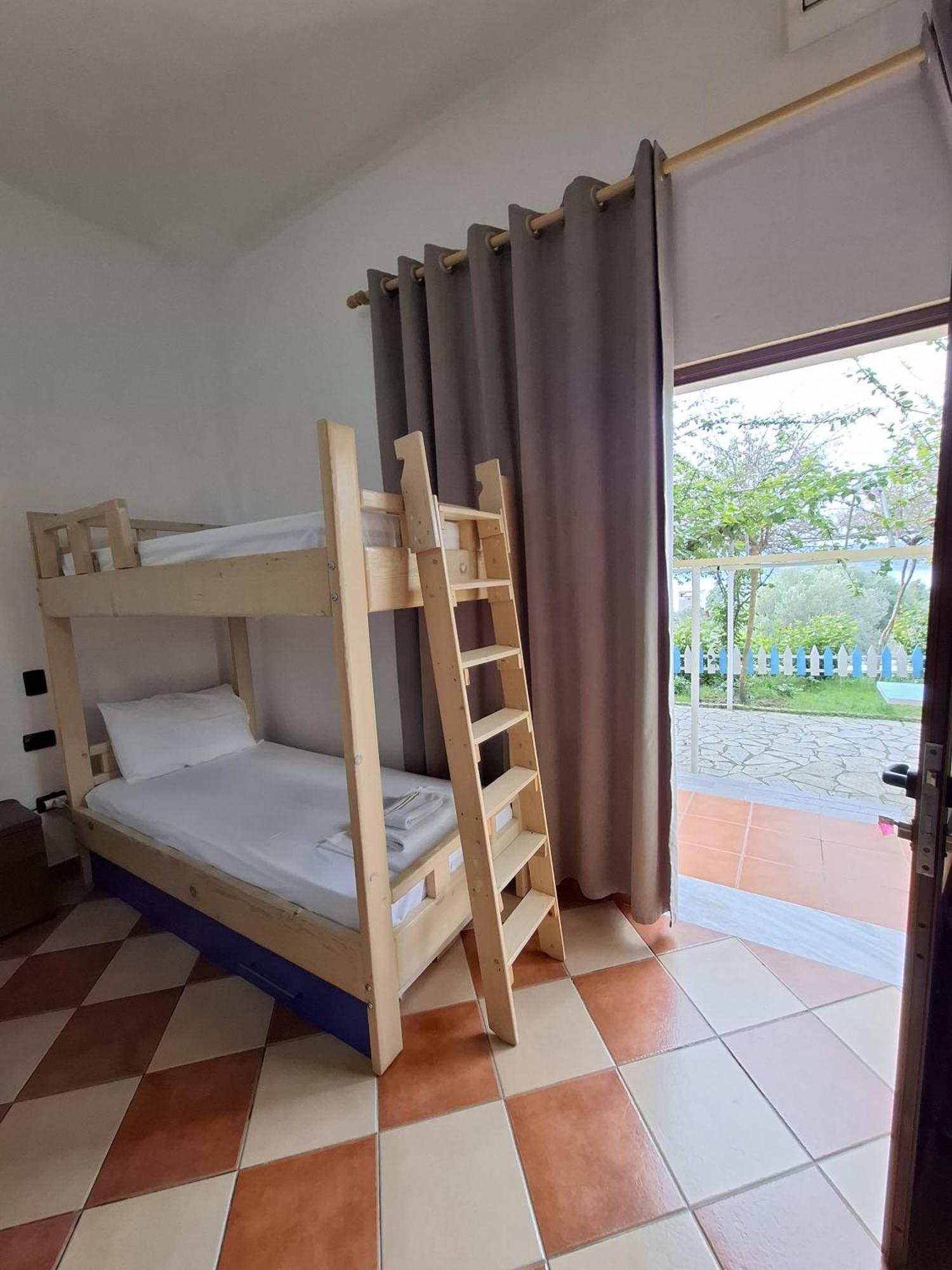 Hotel Sirena Radhimë エクステリア 写真